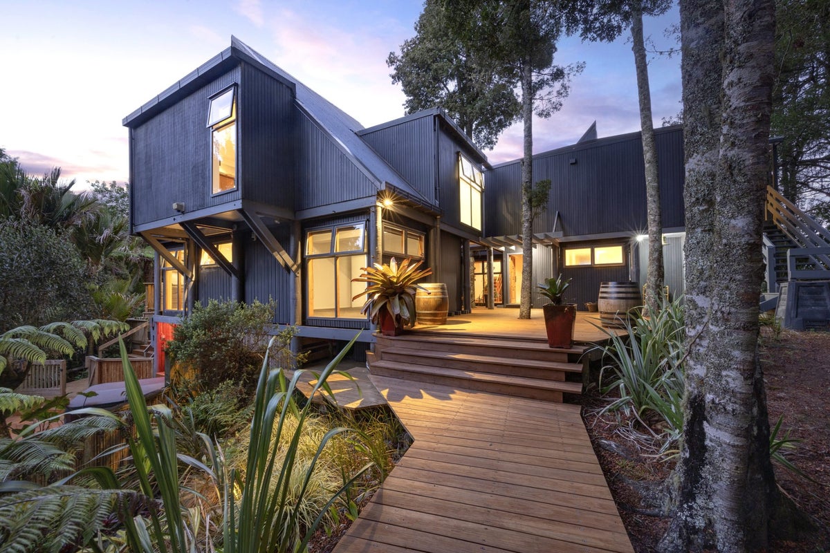186B Woodlands Park Road, Titirangi, Auckland - Carousel 1