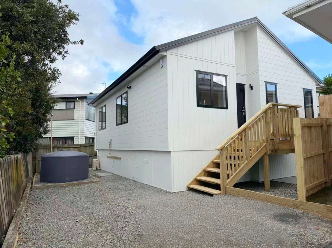 26 Beauchamp Drive, Massey, Auckland - Carousel 1