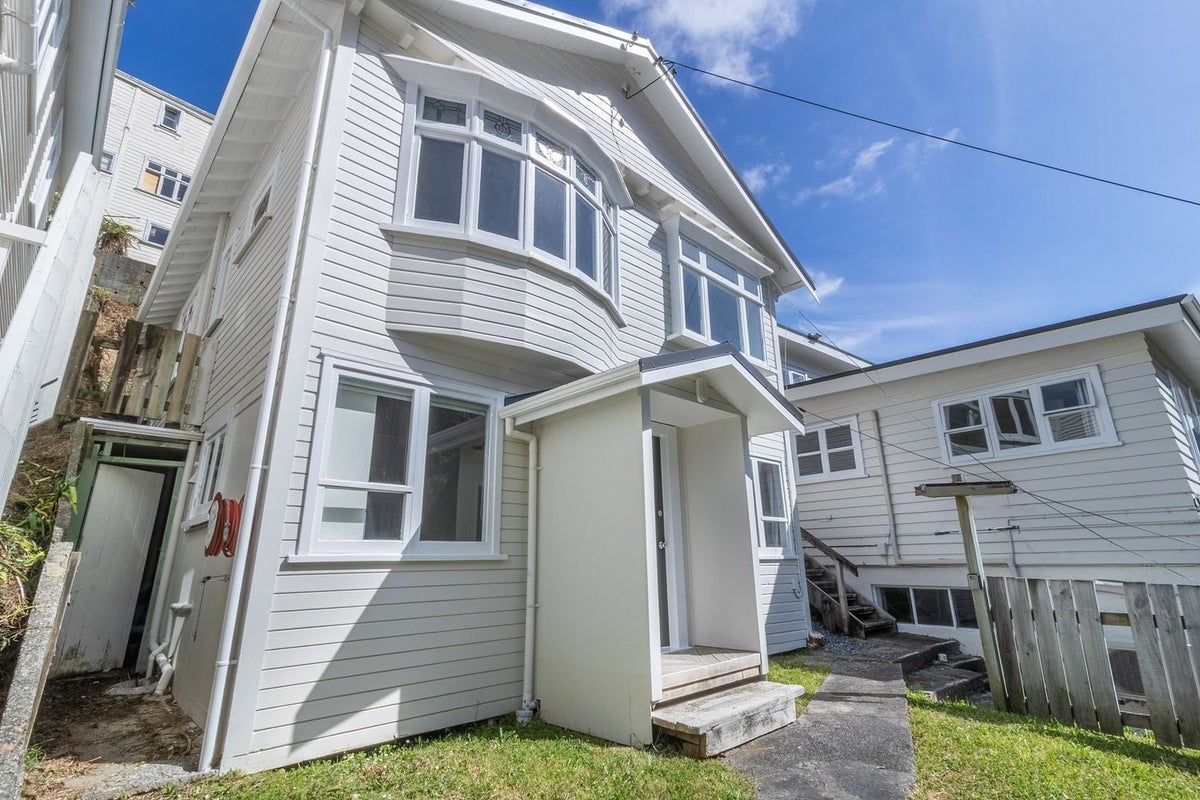32 Adams Terrace, Aro Valley, Wellington - Carousel 1