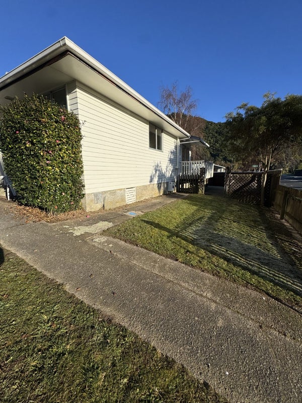 1/8 Gemstone Drive, Birchville, Upper Hutt - Carousel 1