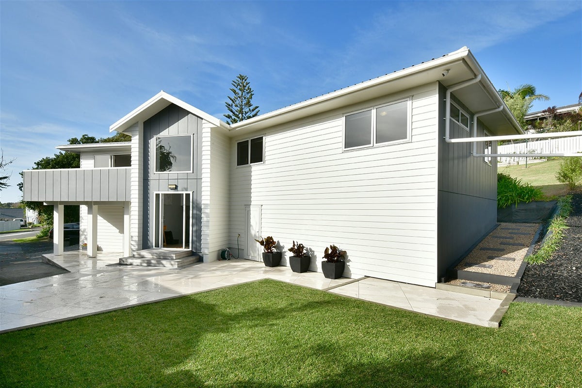 18 Ladies Mile, Manly, Whangaparaoa - Carousel 1