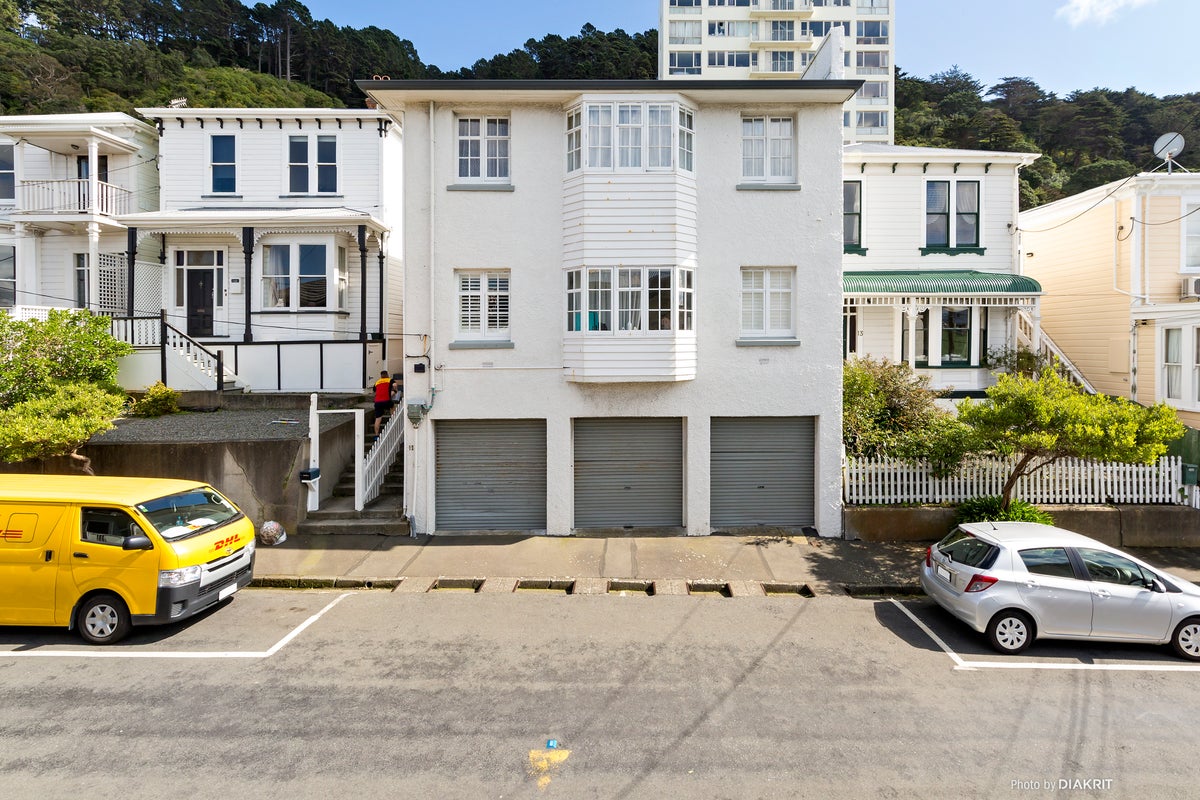 4/11 Goring Street, Thorndon, Wellington - Carousel 1