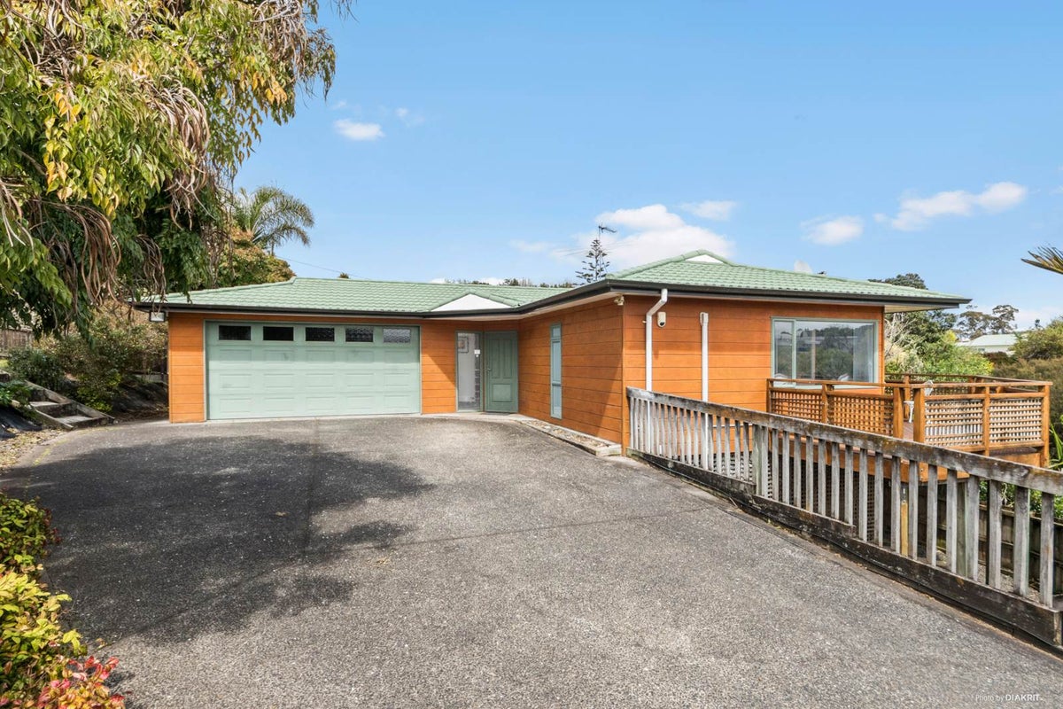 16 Thomas Rea Place, Te Atatu South, Auckland - Carousel 1