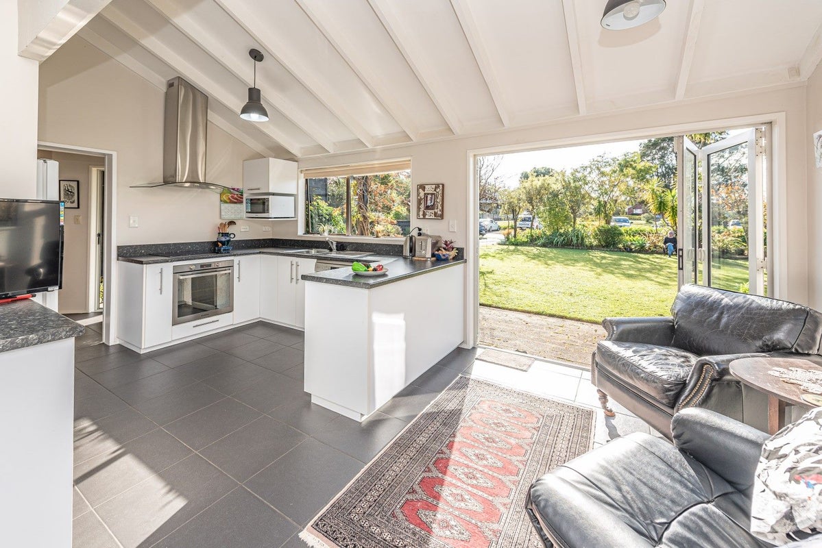 24 Monowai Place, Aramoho, Whanganui - Carousel 1