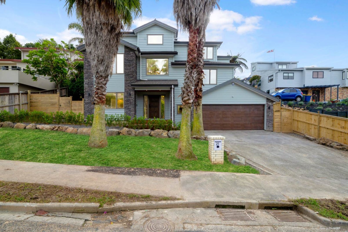 21 Penguin Drive, Murrays Bay, Auckland - Carousel 1
