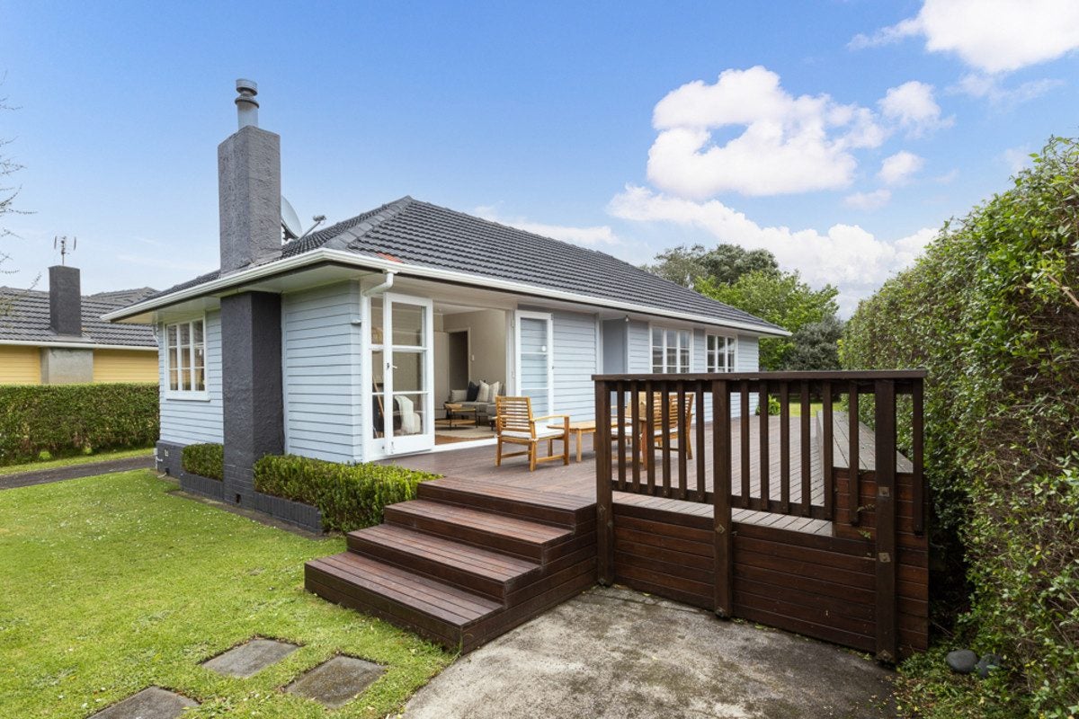 12 London Street, Te Atatu Peninsula, Auckland - Carousel 1