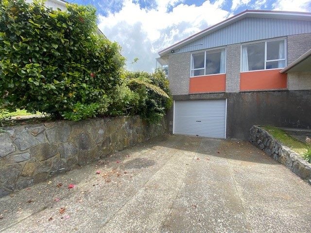2/6 Reese Jones Grove, Maungaraki, Lower Hutt - Carousel 1