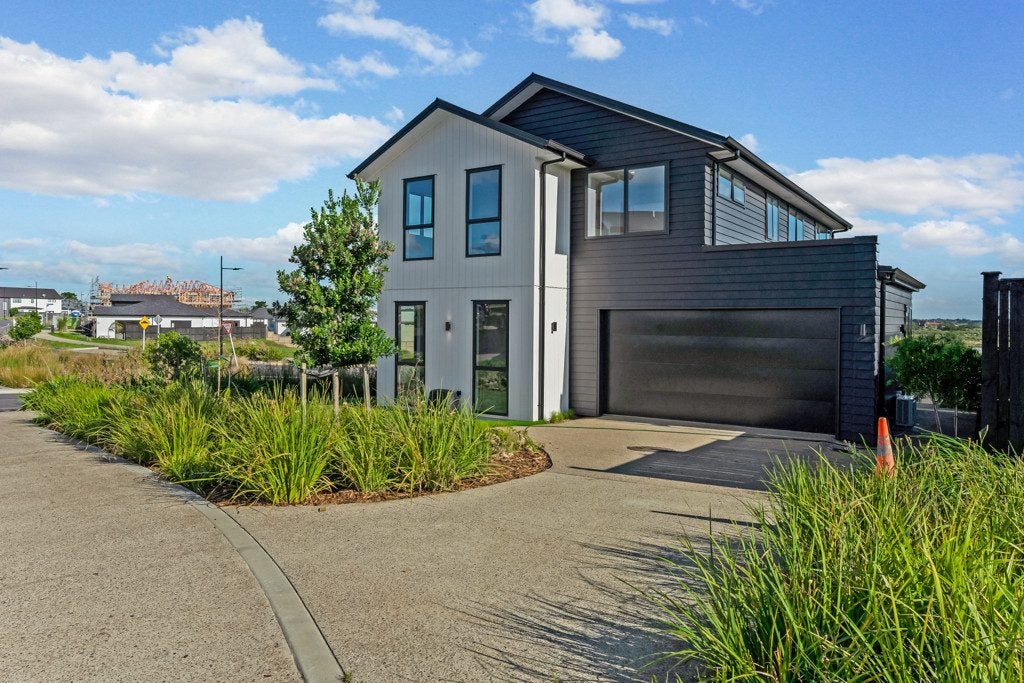 11 Emerald Avenue, Rosehill, Papakura - Carousel 1