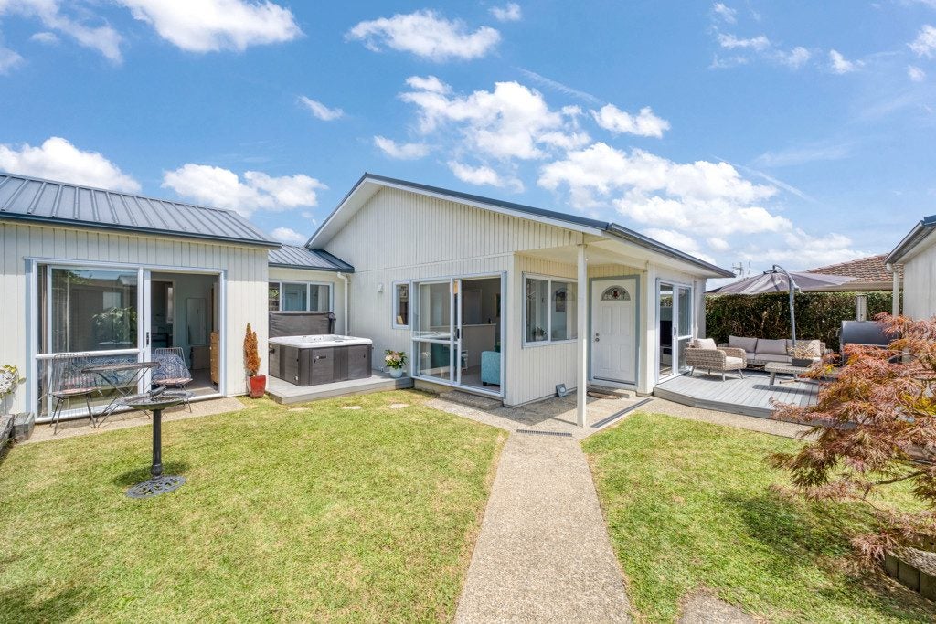 137A Pigeon Mountain Road, Half Moon Bay, Auckland - Carousel 1