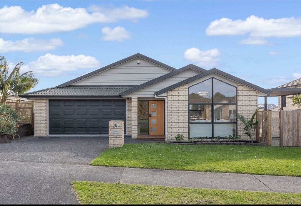 10 Bonny Crescent, Massey, Auckland - Carousel 1
