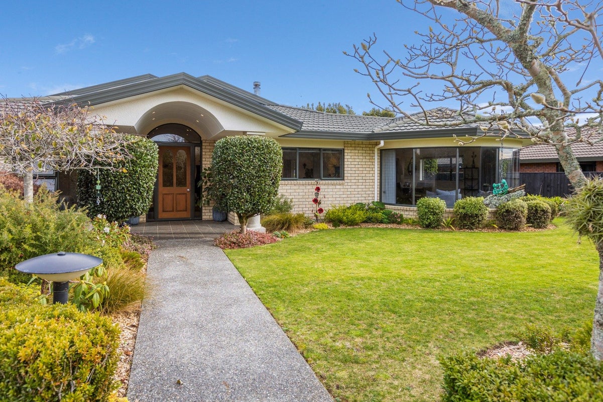 22 Kinross Drive, Merrilands, New Plymouth - Carousel 2