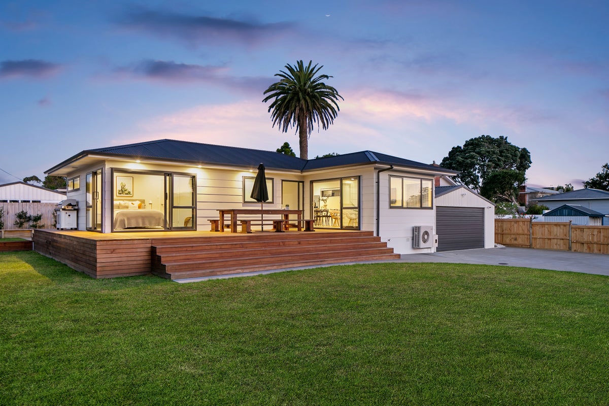 8 Hellyers Street, Birkdale, Auckland - Carousel 1