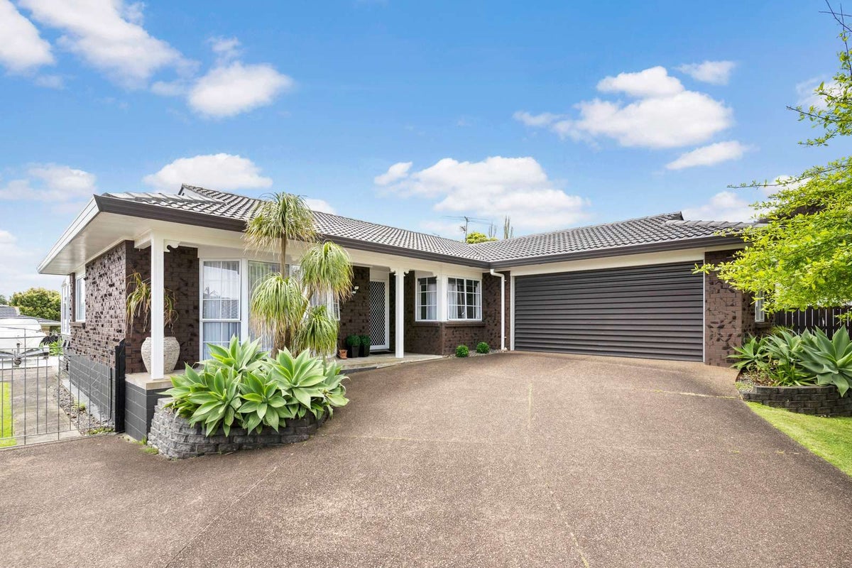 34 Highland Park Drive, Highland Park, Auckland - Carousel 1
