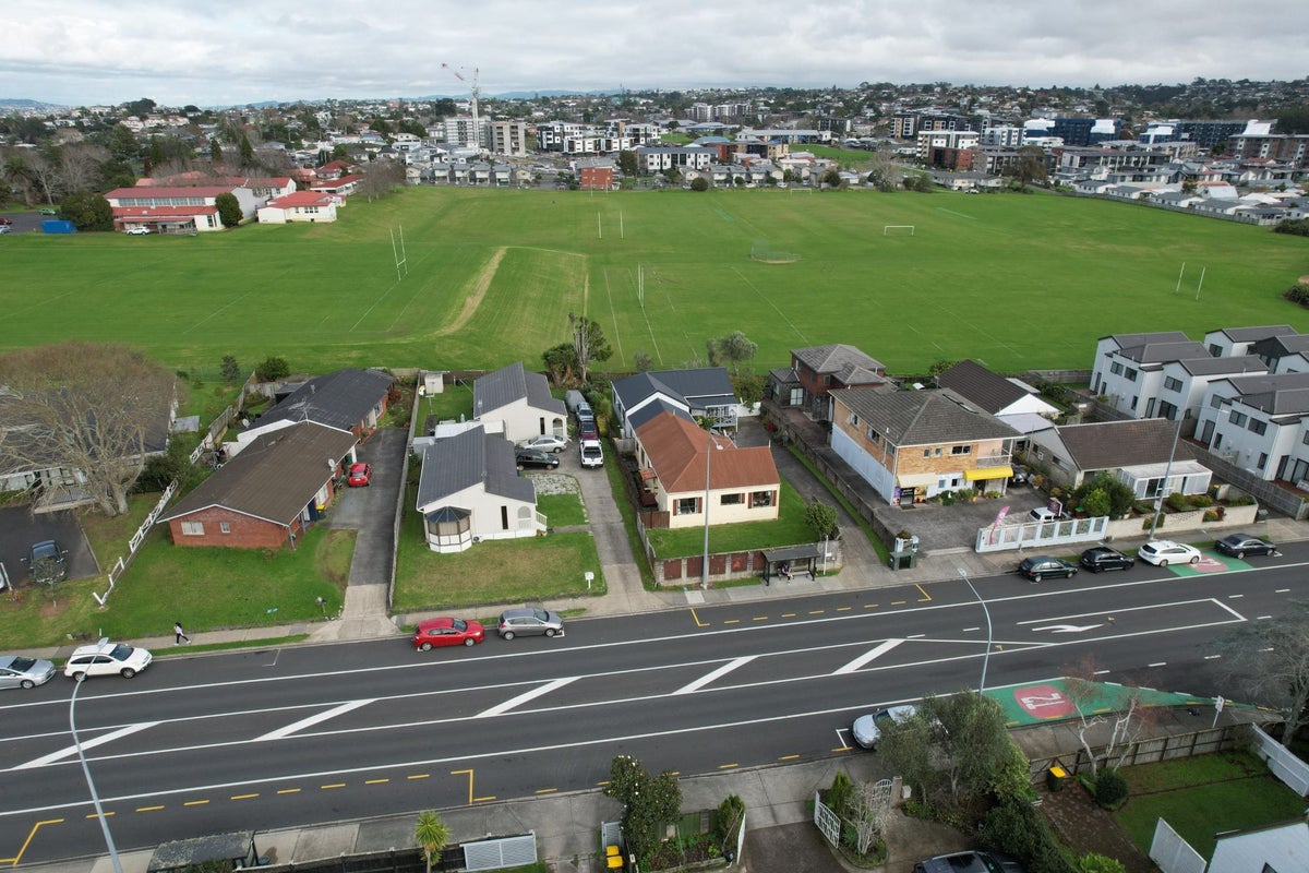 2/29 Akoranga Drive, Northcote, Auckland - Carousel 20