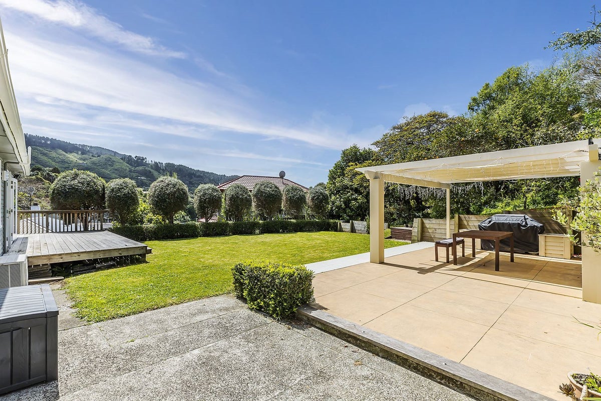 42 The Drive, Tawa, Wellington - Carousel 2