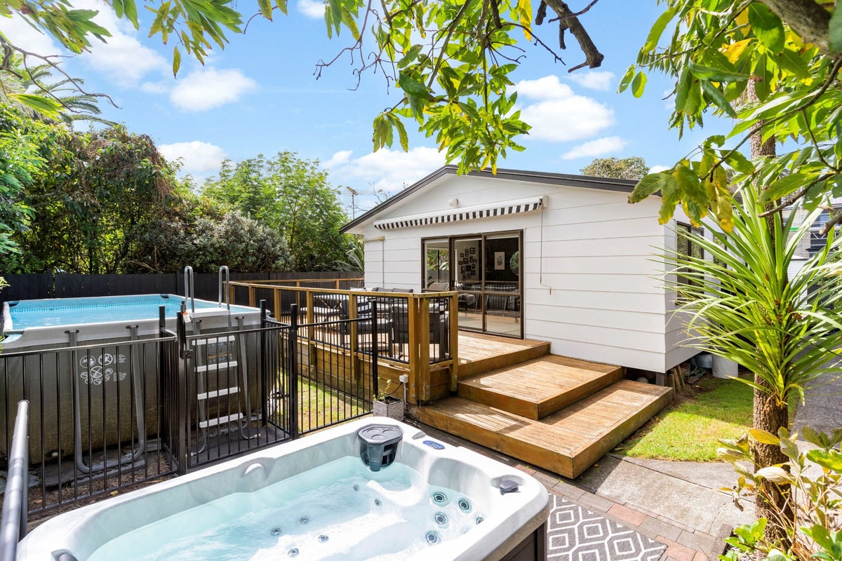 1/10 Clinton Avenue, Te Atatu Peninsula, Auckland - Carousel 1