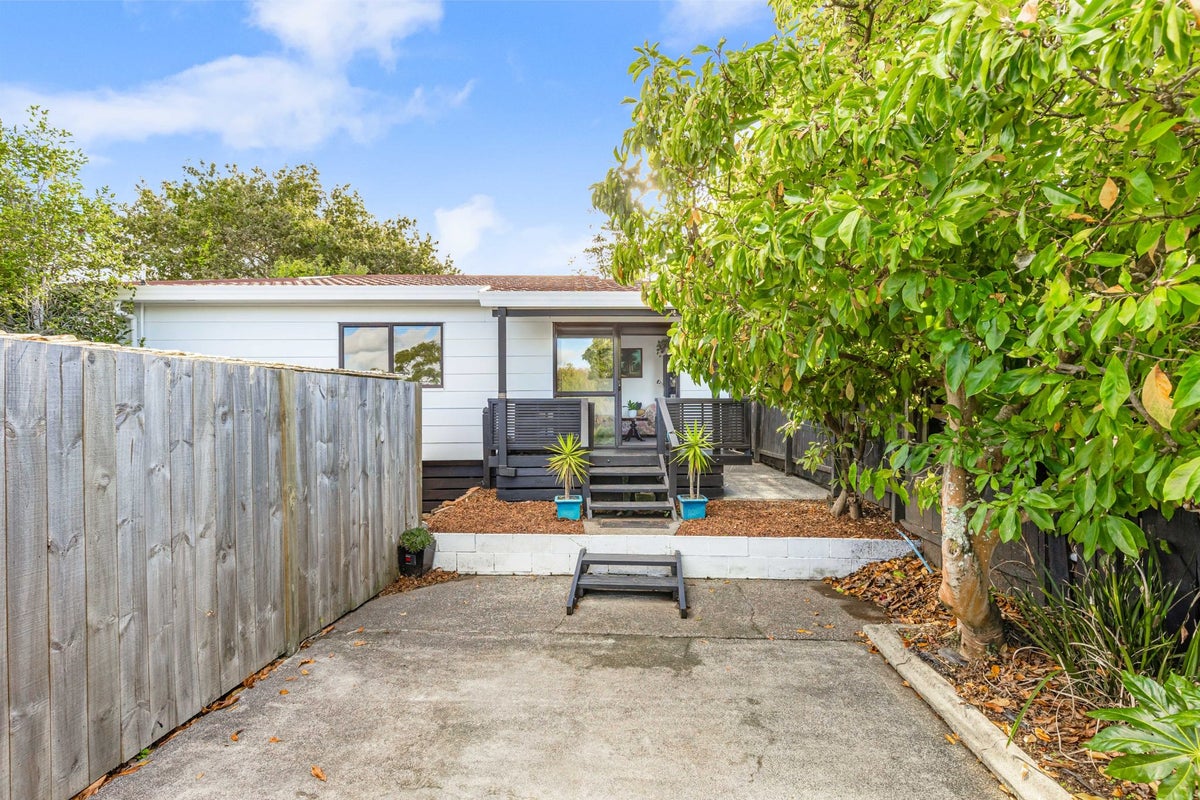 1/6 Peterhouse Place, West Harbour, Auckland - Carousel 1