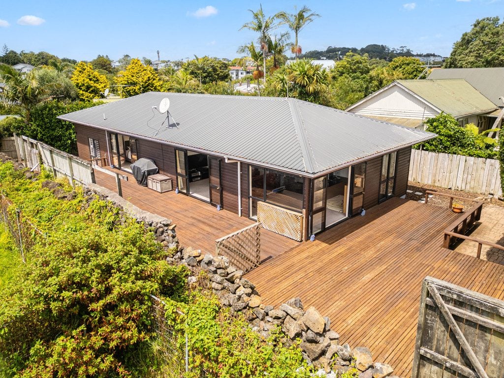 9A Raetihi Crescent, Mount Albert, Auckland - Carousel 1