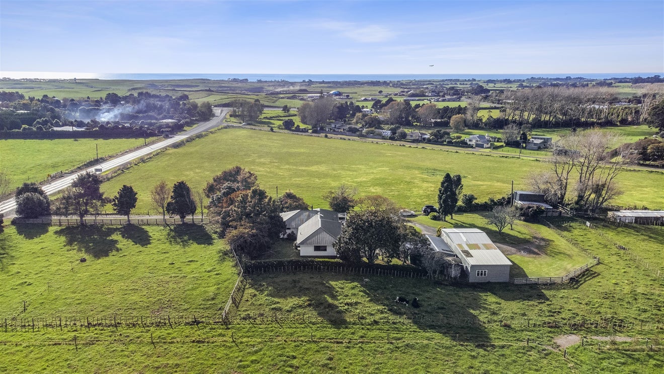 41 Mountain Road, Sentry Hill, New Plymouth - Carousel 2