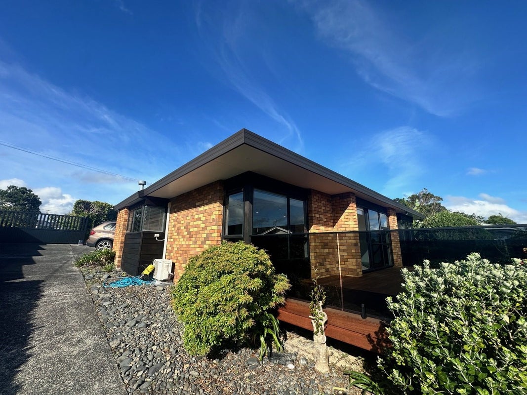 2/247 East Coast Road, Mairangi Bay, Auckland - Carousel 1