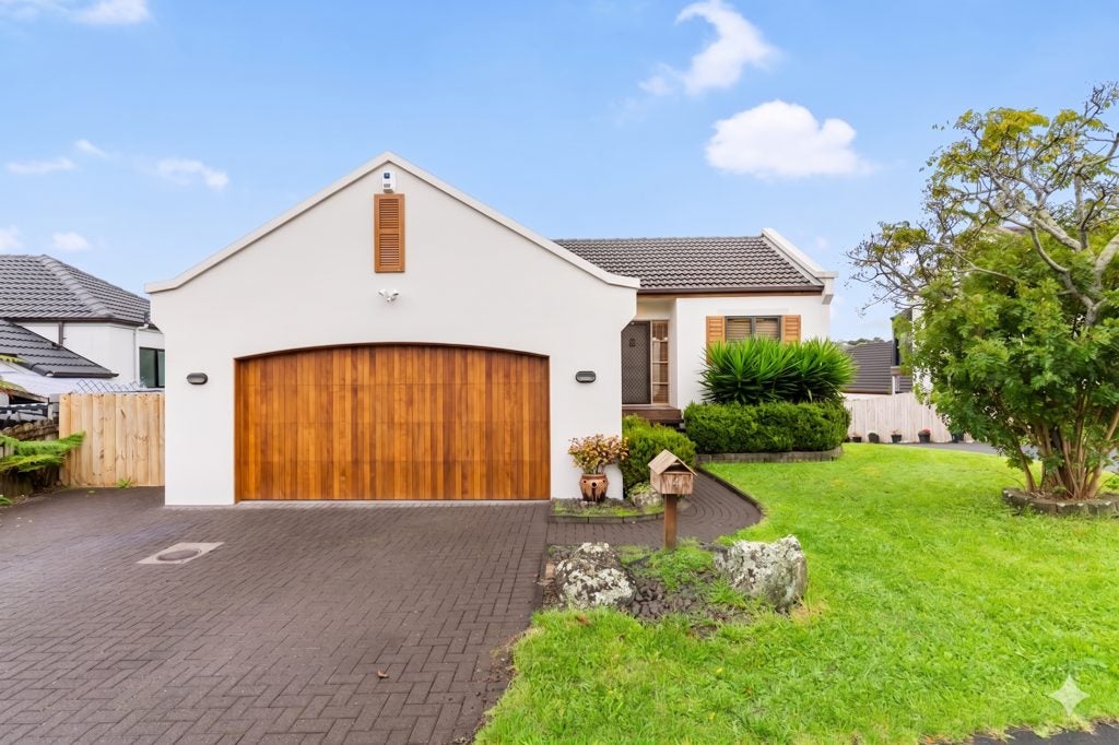 1/7 Ribbonwood Crescent, Goodwood Heights, Auckland - Carousel 1