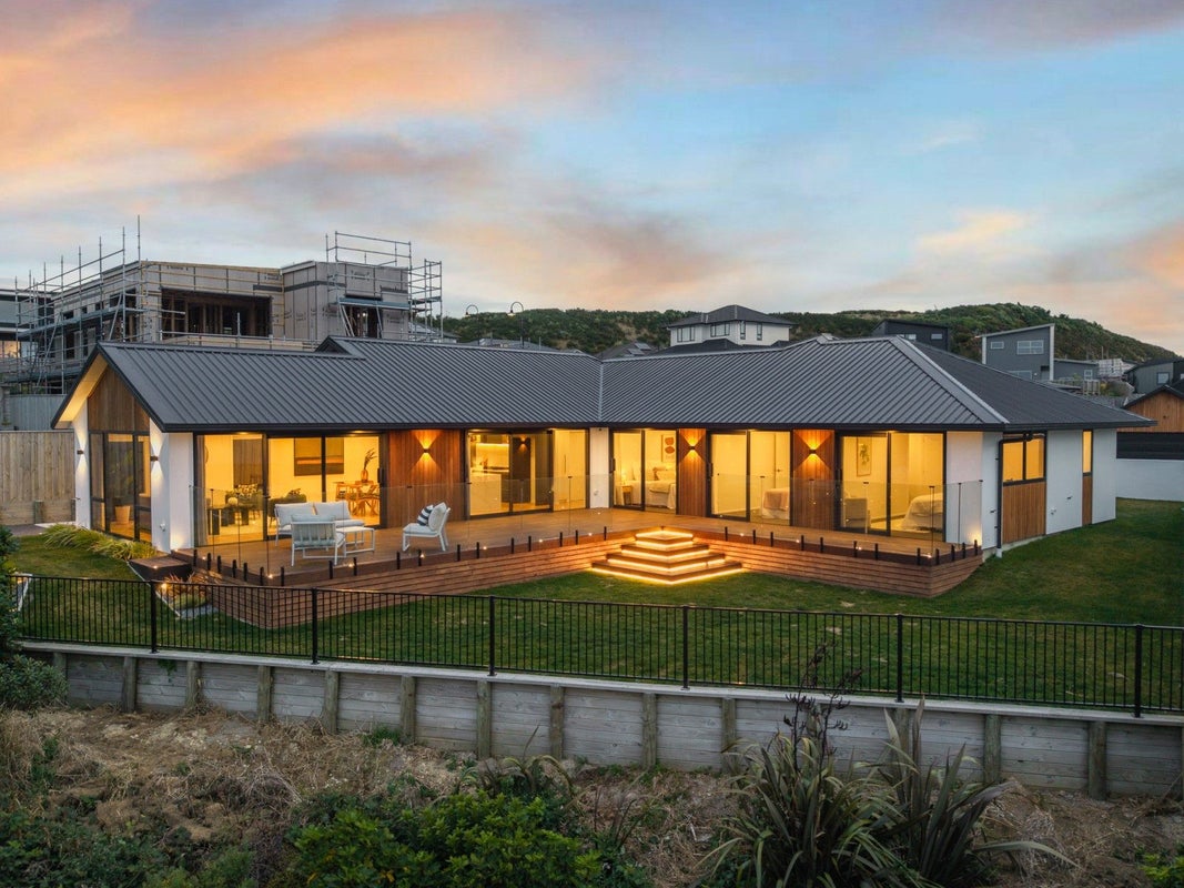 60B Queen Charlotte Drive, Aotea, Porirua - Carousel 2