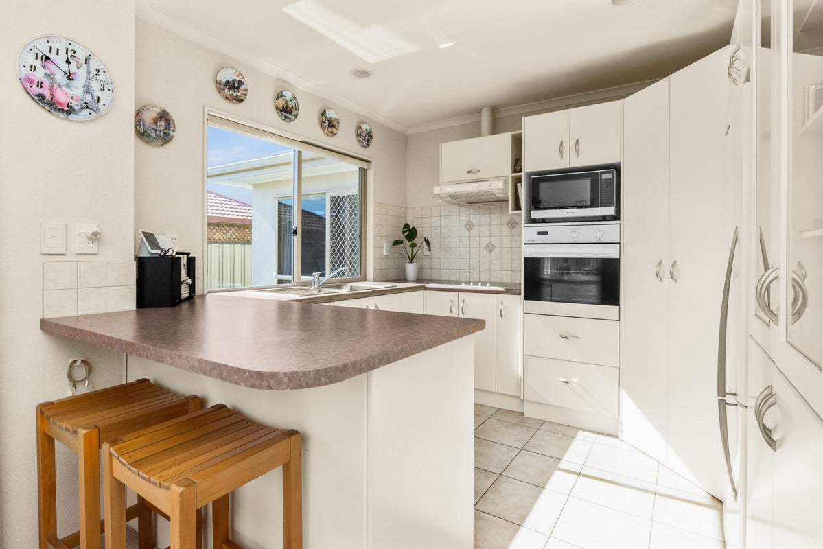 7 Ellerslie Place, Taradale, Napier - Carousel 2
