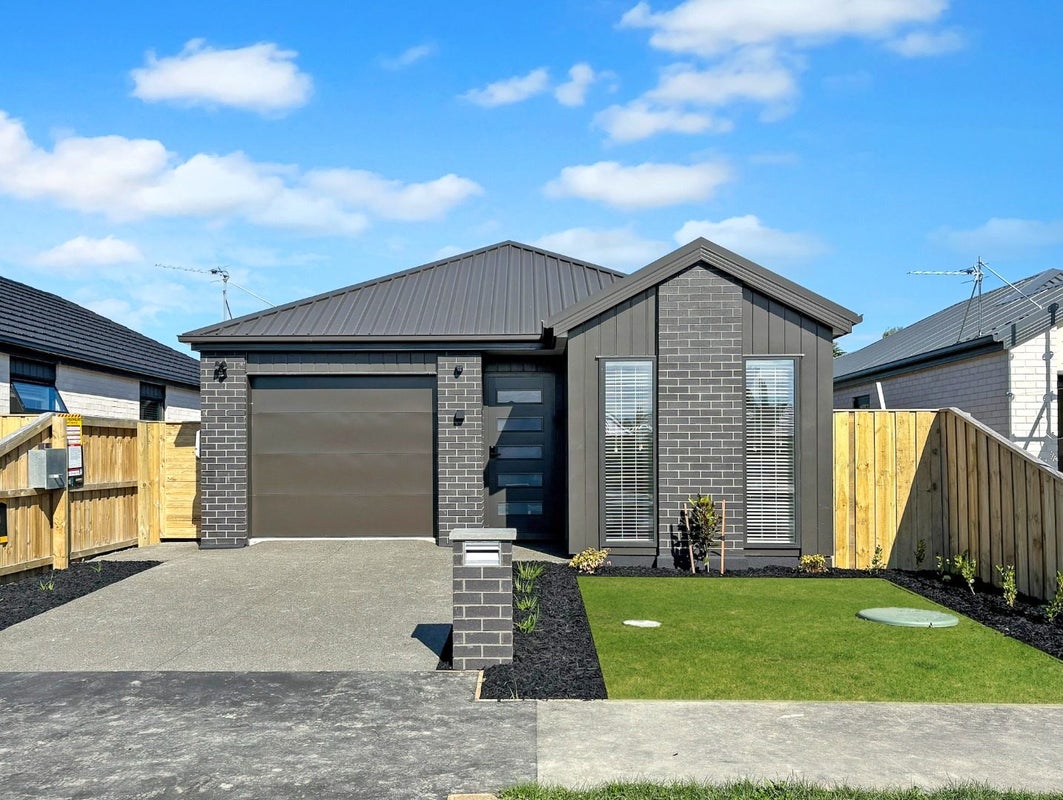 12 Oakmill Drive, Casebrook, Christchurch - Carousel 1