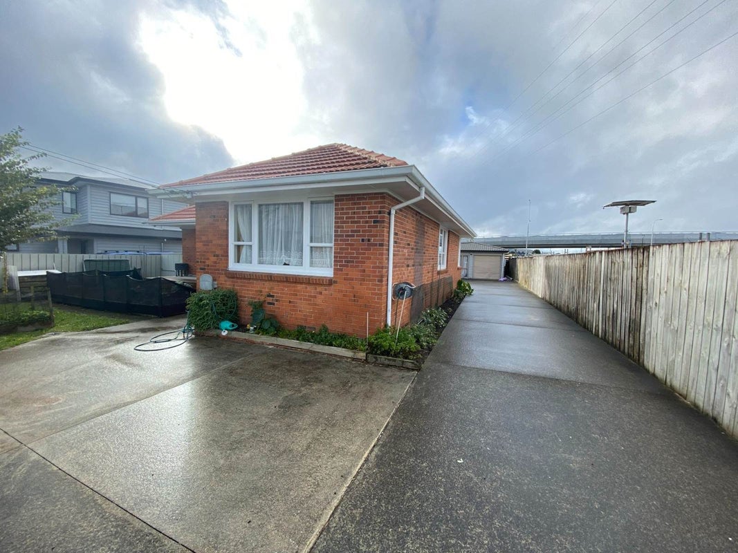 5 Tiraumea Drive, Pakuranga, Auckland - Carousel 1