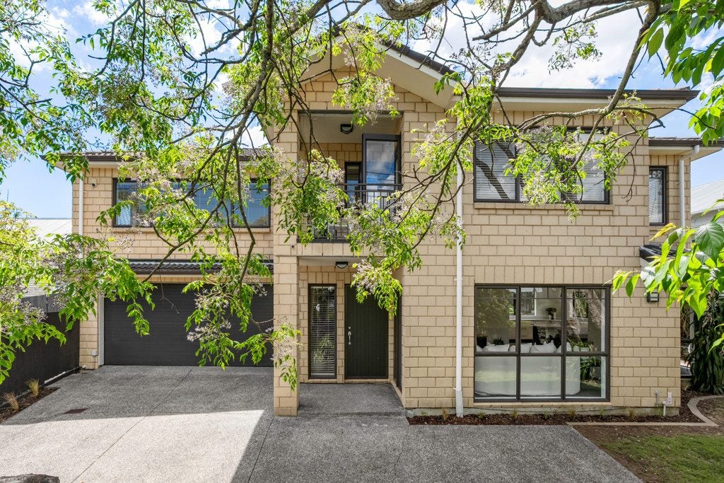 81 Owairaka Avenue, Mount Albert, Auckland - Carousel 1