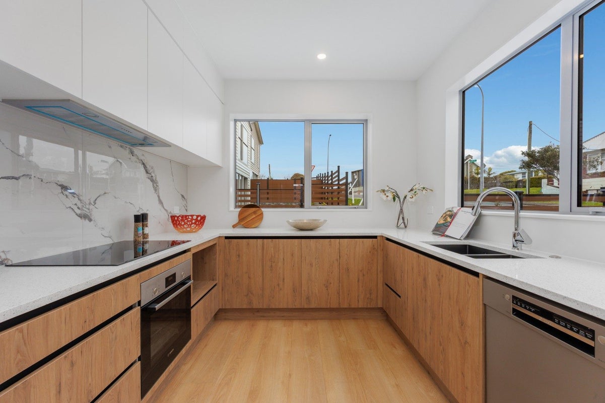 7 Sunrise Avenue, Murrays Bay, Auckland - Carousel 2