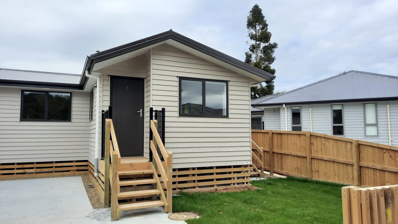 2/5 Helena Road, Hillcrest, Hamilton - Carousel 1