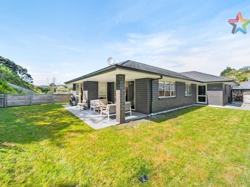 30 Mooring Close, Whitby, Porirua - Carousel 1