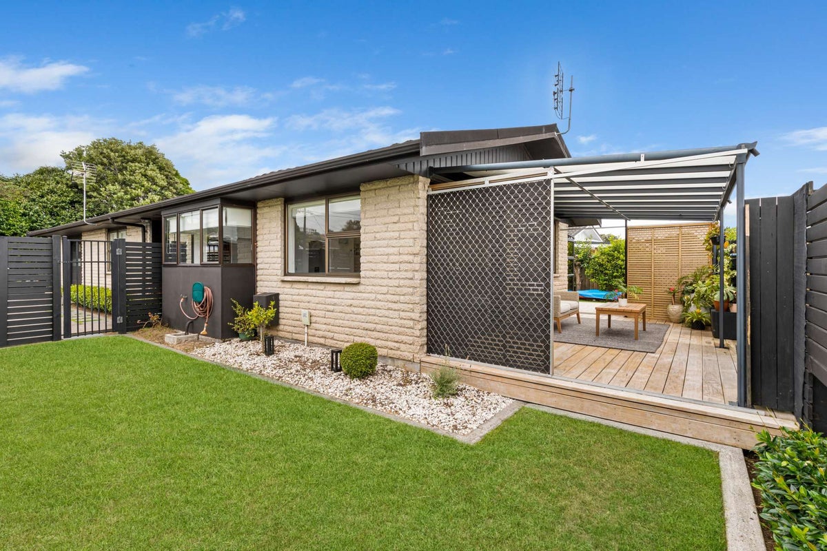8 Queens Road, Glen Avon, New Plymouth - Carousel 2