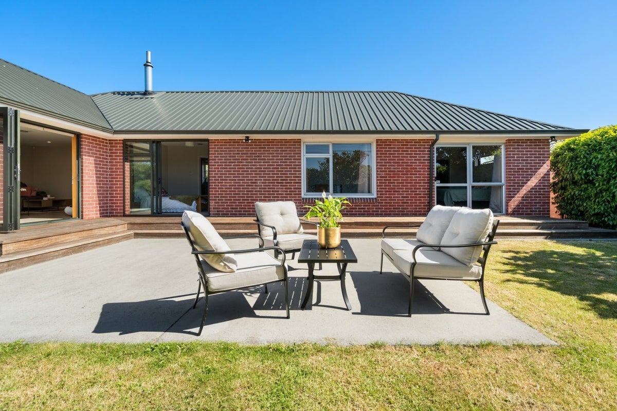 11 Glenmore Avenue, Casebrook, Christchurch - Carousel 1