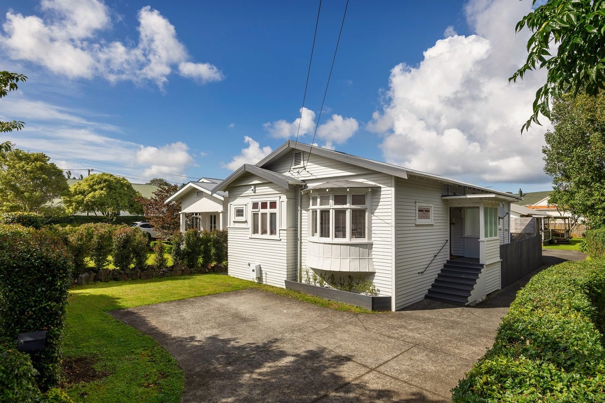 18 Rossgrove Terrace, Mount Albert, Auckland - Carousel 1