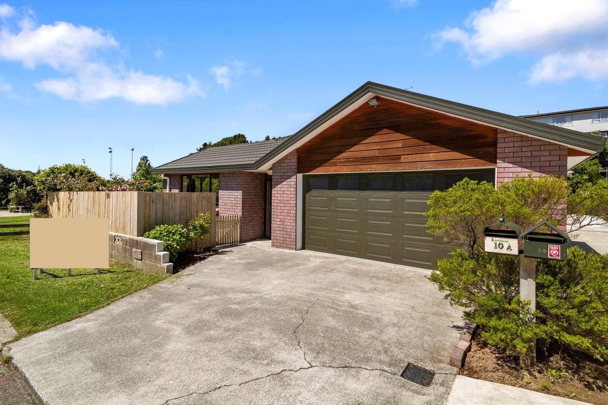 10A Park Avenue, Tawa, Wellington - Carousel 1