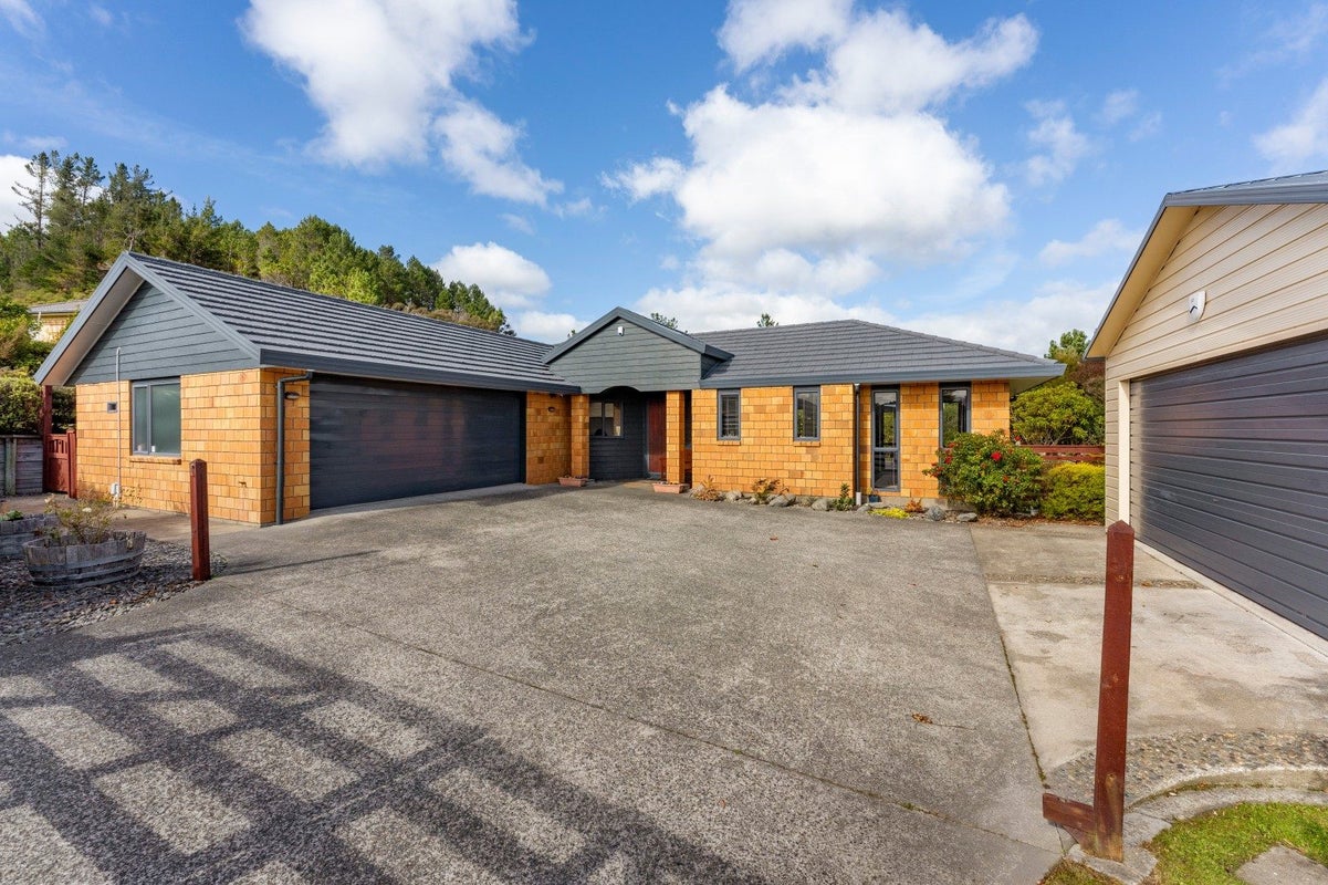 30 Mt Marua Drive, Timberlea, Upper Hutt - Carousel 1