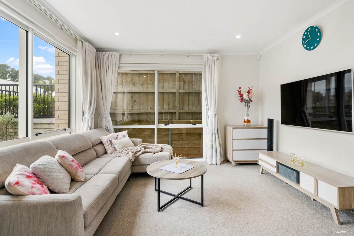 102 Matairangi Avenue, Totara Heights, Auckland - Carousel 2