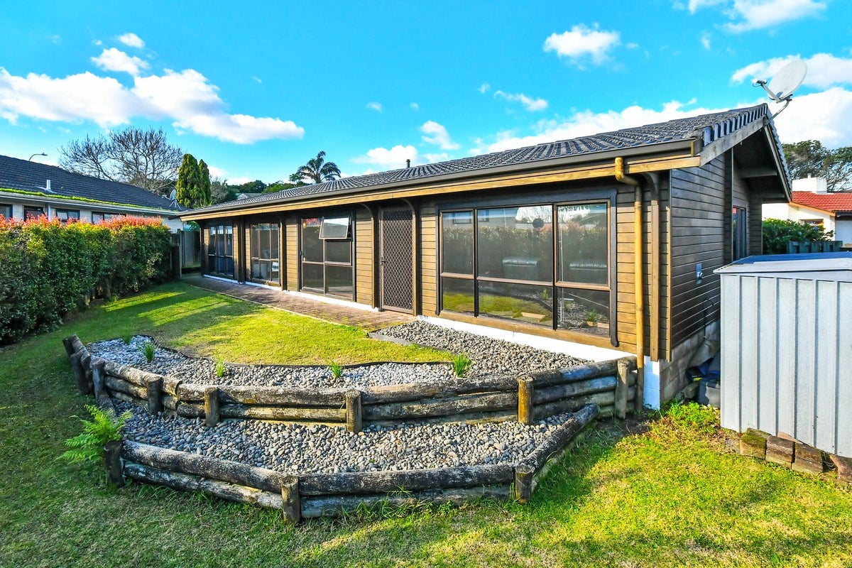 137 Everglade Drive, Totara Heights, Auckland - Carousel 1