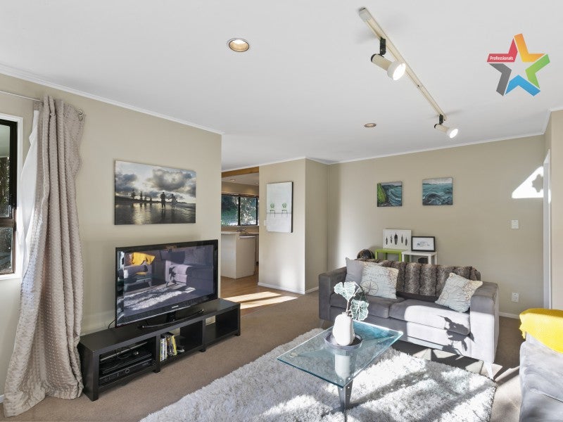 4 Alanbrooke Place, Karori, Wellington - Carousel 2