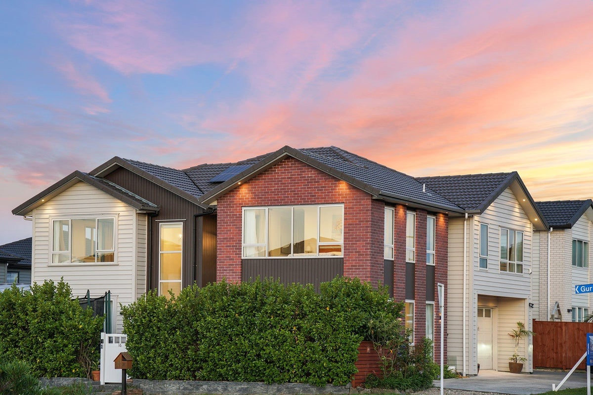 16 Cloonlyon Drive, Flat Bush, Auckland - Carousel 1