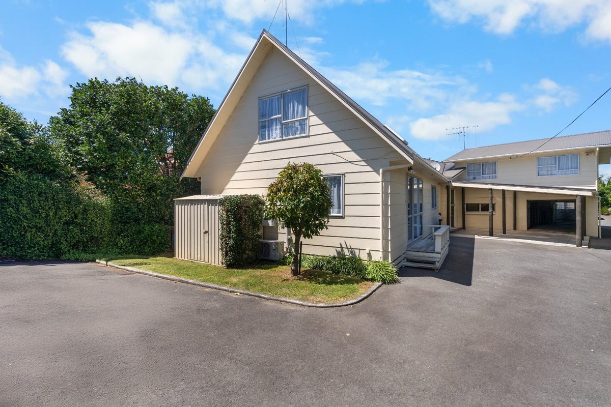 222A Old Farm Road, Hamilton East, Hamilton - Carousel 1