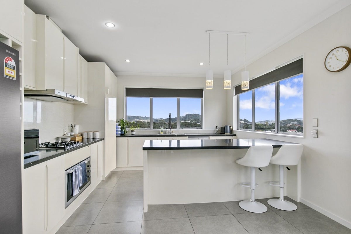 6 Polestar Lane, Whitby, Porirua - Carousel 2