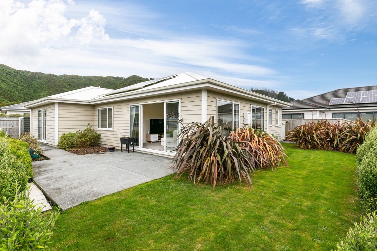 15 Henrietta Maxwell Grove, Wainuiomata, Lower Hutt - Carousel 1