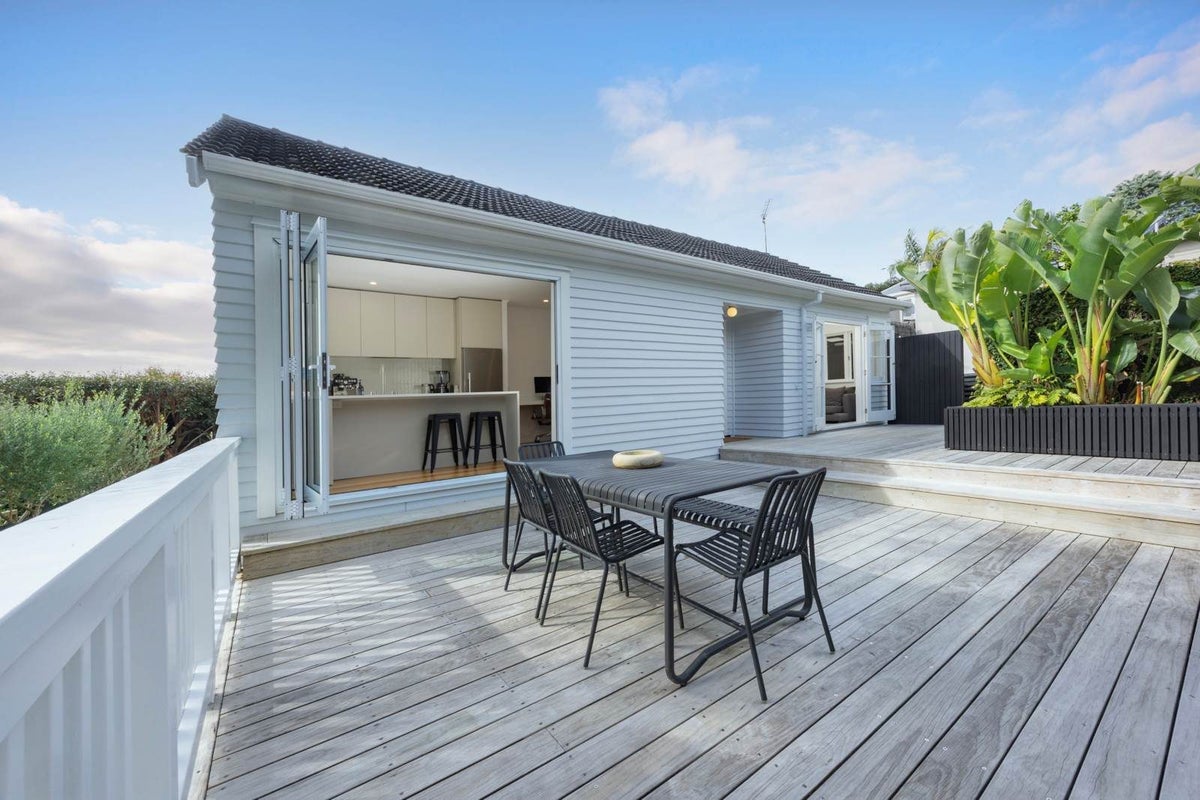 2/187 Titirangi Road, Titirangi, Auckland - Carousel 1