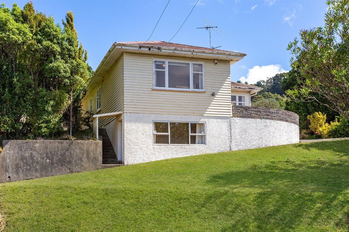 4 Tainui Terrace, Tawa, Wellington - Carousel 1