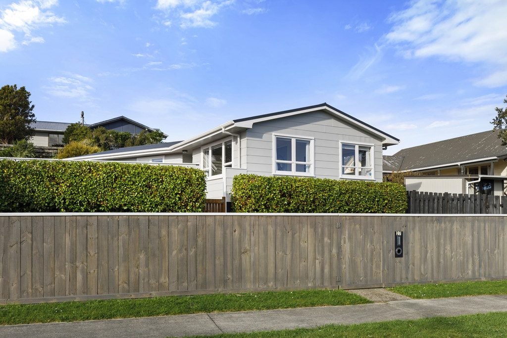 27 Mossburn Grove, Kelson, Lower Hutt - Carousel 24