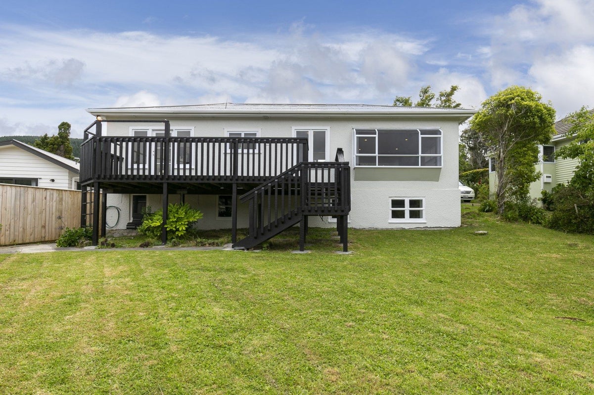18B South St, Tawa, Wellington - Carousel 1