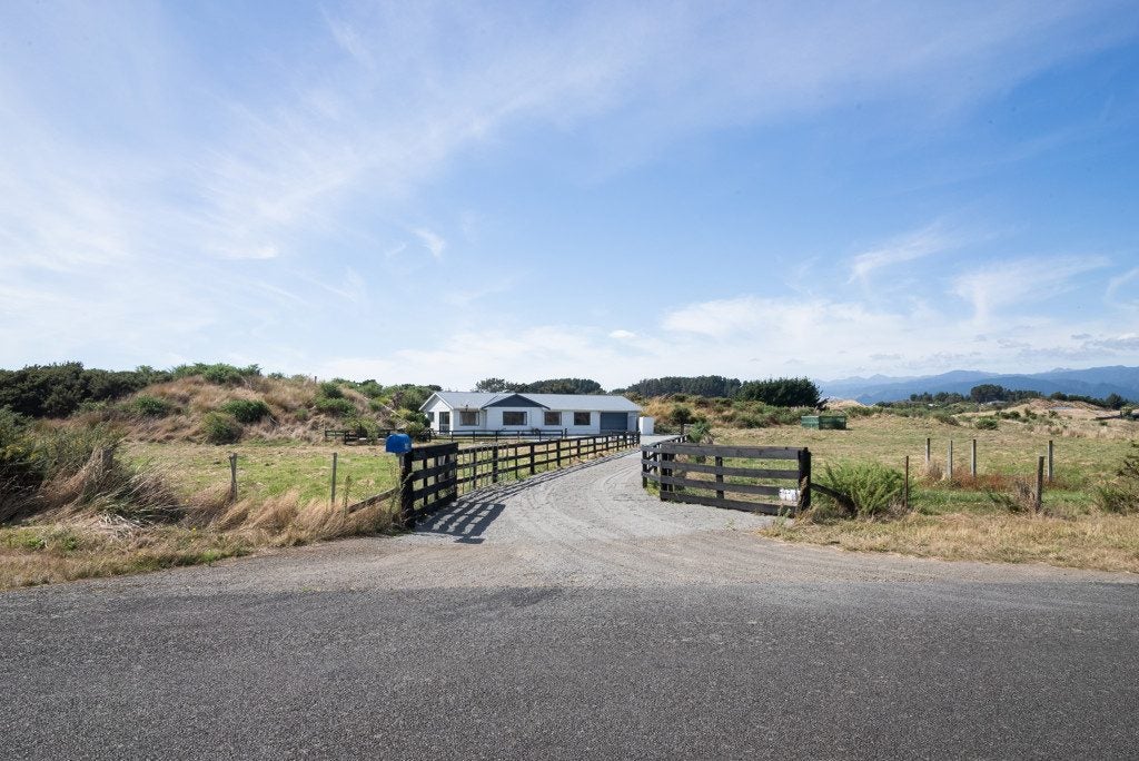 118 Strathnaver Drive, Waikawa Beach, Levin - Carousel 1